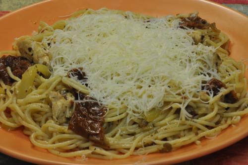 Jak uvařit špagety s kuřecím masem a sušenými rajčaty? Snadné recept, připravený za 30 - 45 minut